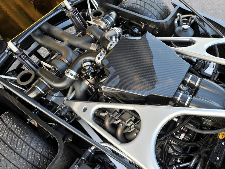 Моторный отсек Hennessey Venom GT 2013 года  (фото 15 из 55)